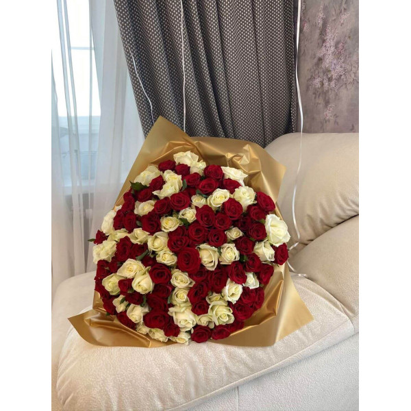 101 біла та червона троянда